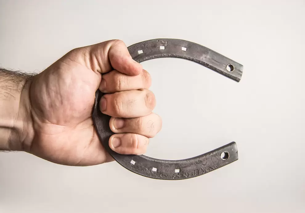 Ikki teshikli sikilish surati Qisqa shim kiygan qiz bilan jinsiy aloqa